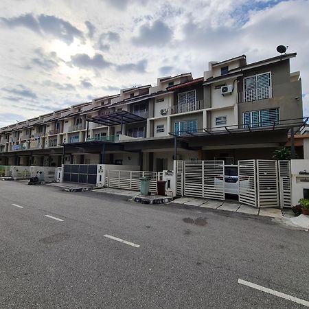 3Storey House 13Pax Family Suite Bayan Lepas Dış mekan fotoğraf